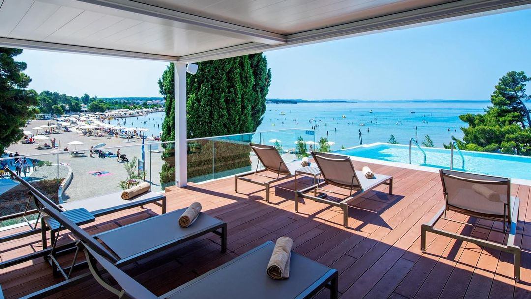 Ventula-Terrace_pool_Pergola